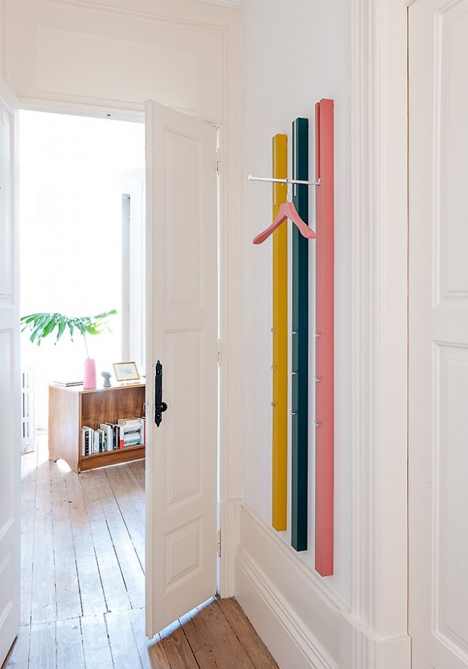Wandgarderobe LINE. Viele Farben. Design by Apartment 8. Schoenbuch. LINE coat rack. Lots of colours. Design by Apartment 8. 