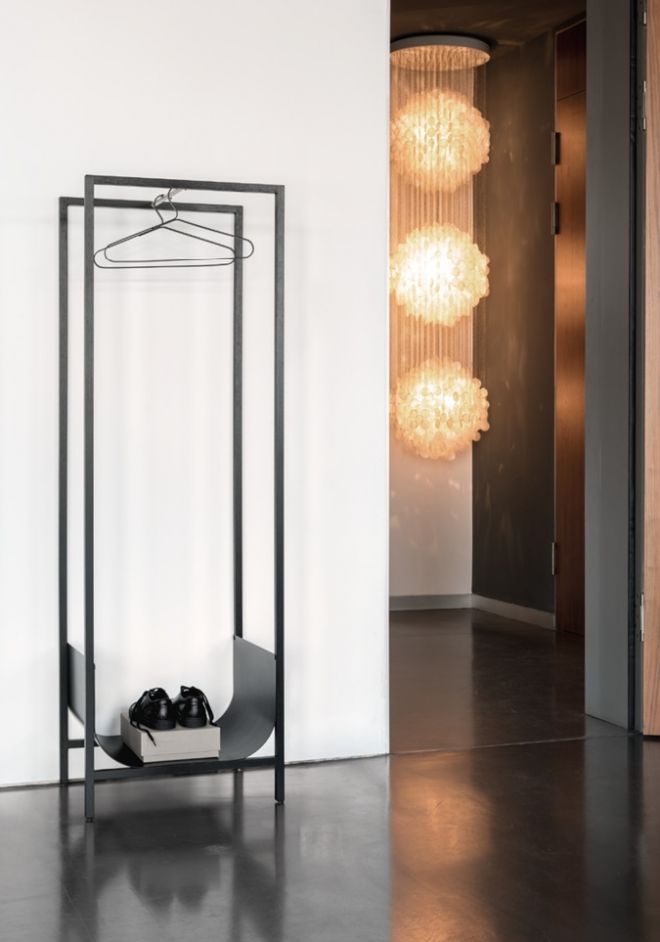 Schönbuch Designer Garderobenständer Tub Massivholz Eiche Metallablage grau funktional Sebastian Herkner 