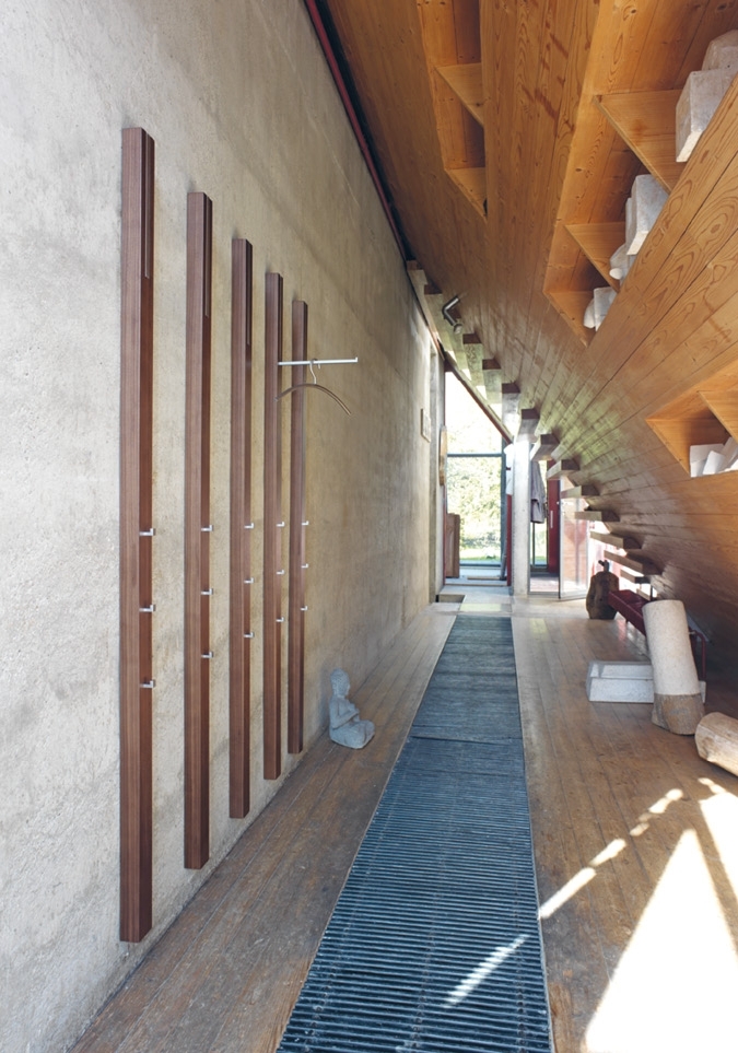 Schönbuch Designer Wandgarderobe Line Nussbaum minimalistisch individuell Holz Apartment 8 