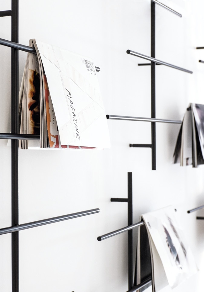 Schönbuch Designer Zeitungshalter Sketch wandmontiert Metall minimalistisch schwarz Jehs + Laub 