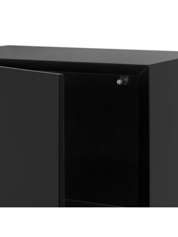 Aufschlagende Tür mit dünner Kante und Push-to-Open-Beschlag