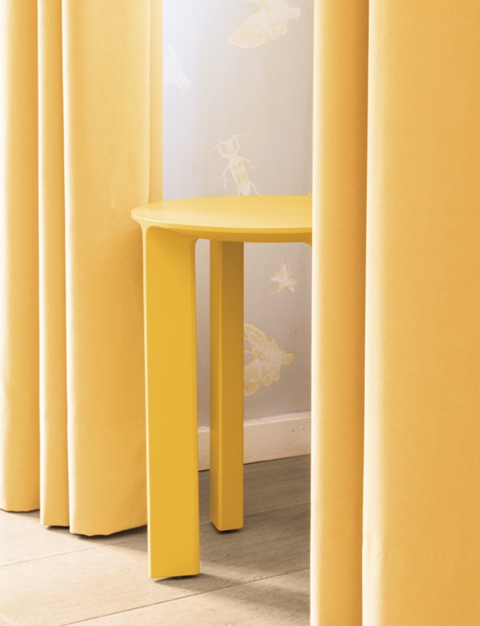 Schönbuch Design Hocker Hans Massivholz gelb Beistelltisch studio taschide 