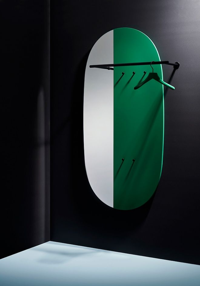 Schönbuch Designer Wandgarderobe Mask Holz grün Spiegelfläche funktional Sebastian Herkner 