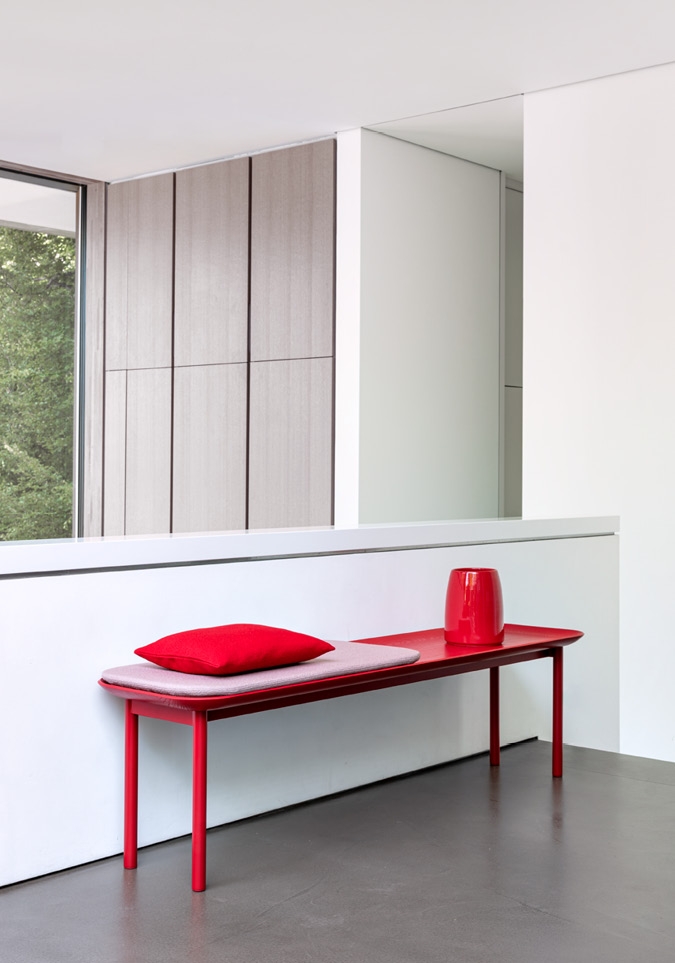 Schönbuch Designer Bank Tani Massivholz Metallgestell minimalistisch elegant rot E-ggs 