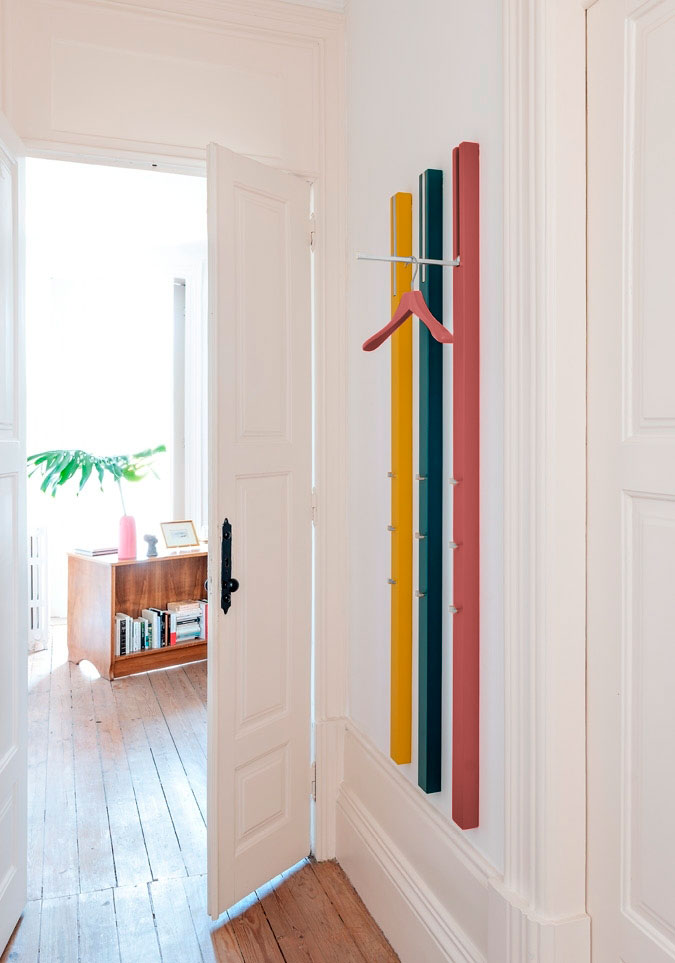 Wandgarderobe LINE. Viele Farben. Design by Apartment 8. Schoenbuch. LINE coat rack. Lots of colours. Design by Apartment 8. 