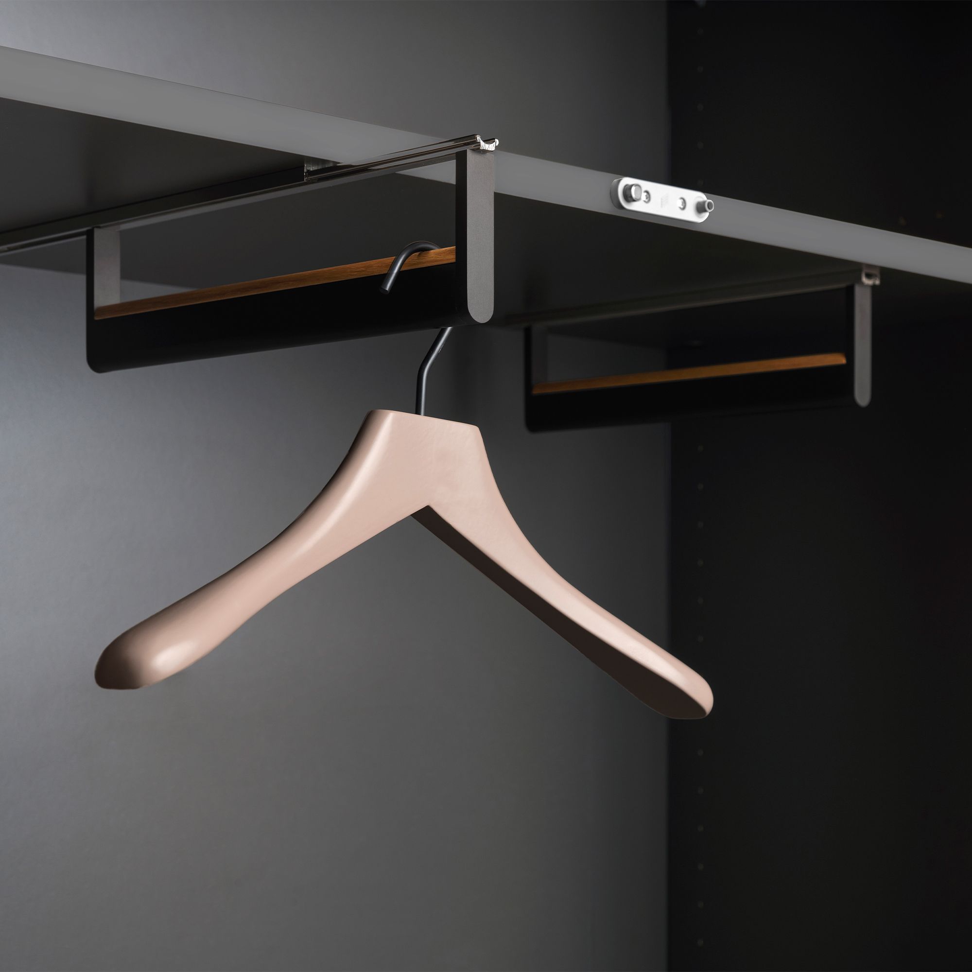 Pull-out hanging rail in black anodised aluminium and with oak trim strip