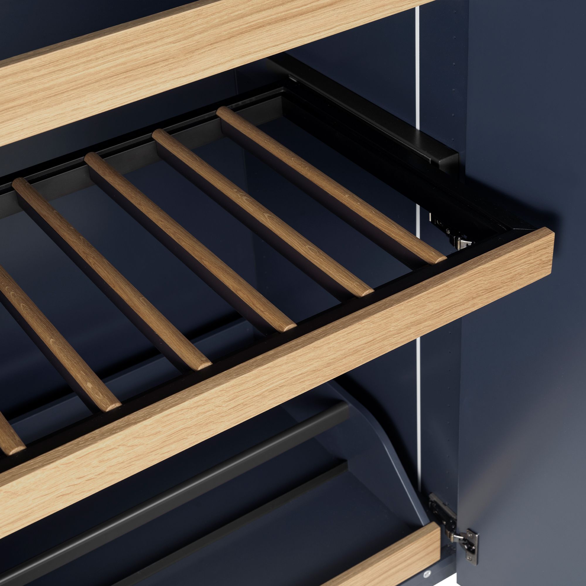 Pull-out trouser rail in black anodised aluminium and with oak trim front