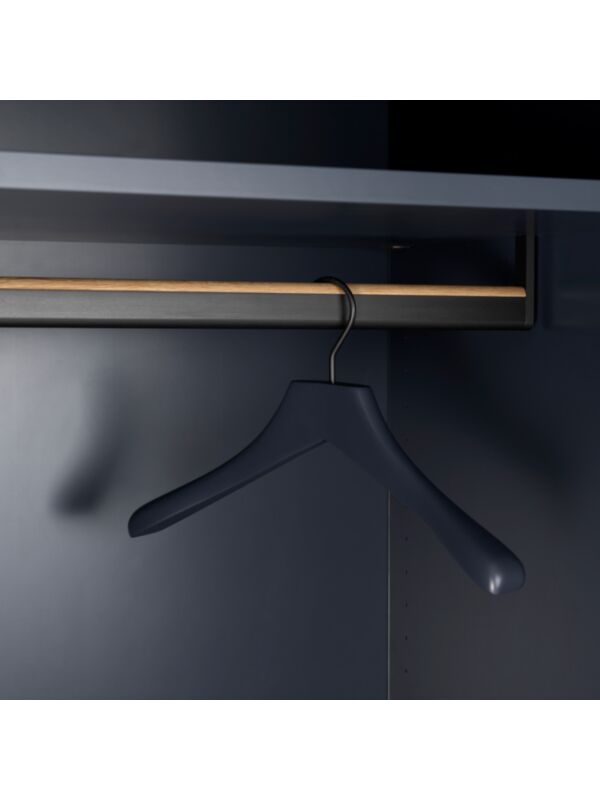 Lengthwise hanging rail in black anodised aluminium and with oak trim strip 