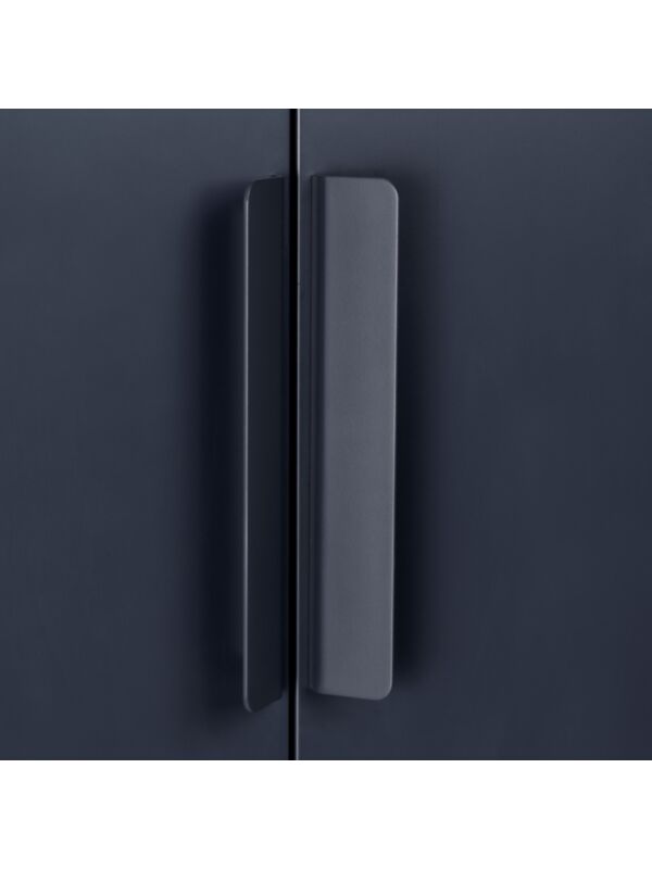 Elongated grip painted in body colour