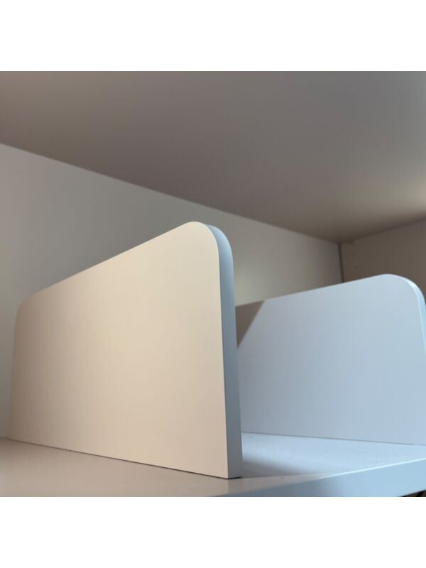 Shelf organiser with rounded edge 